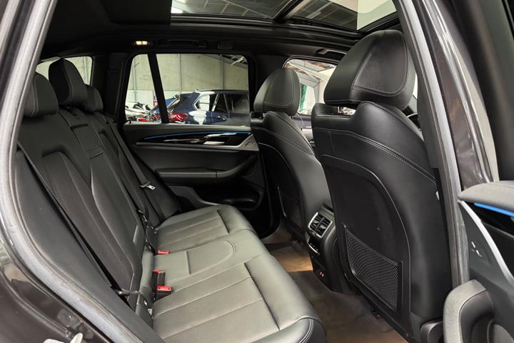 Grå BMW iX3 fra 2022