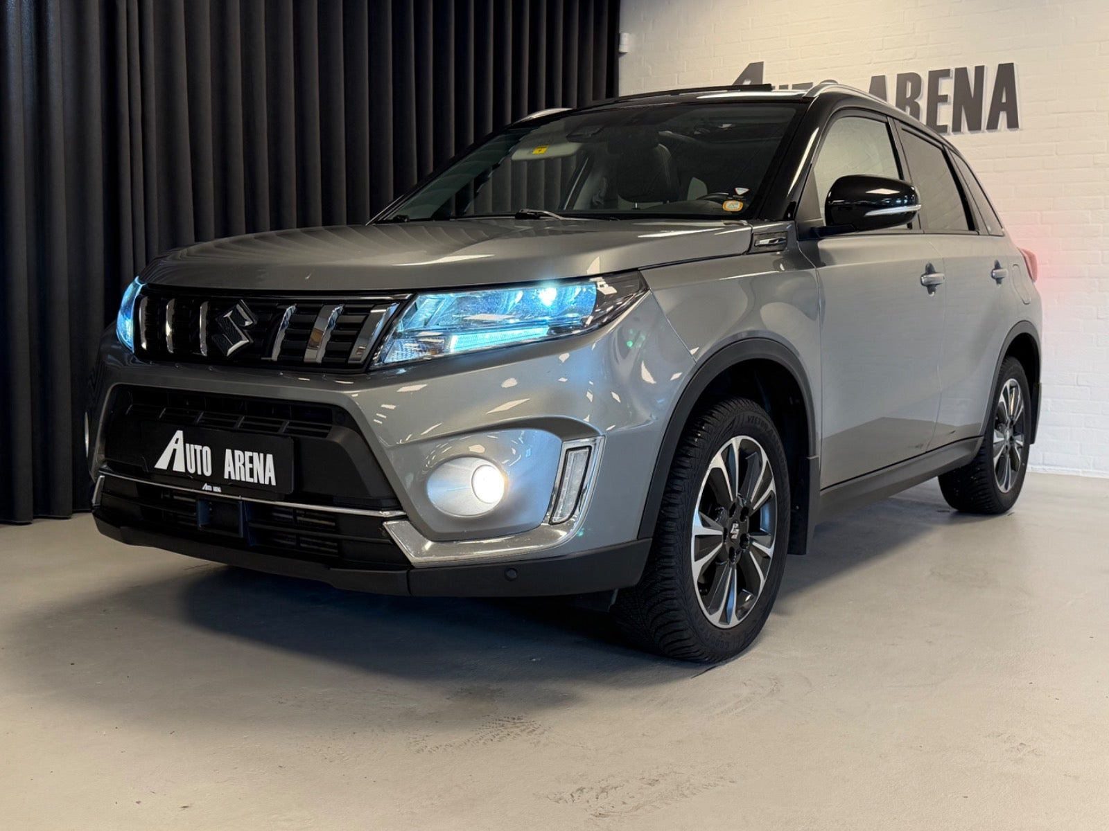Grå Suzuki Vitara fra 2021
