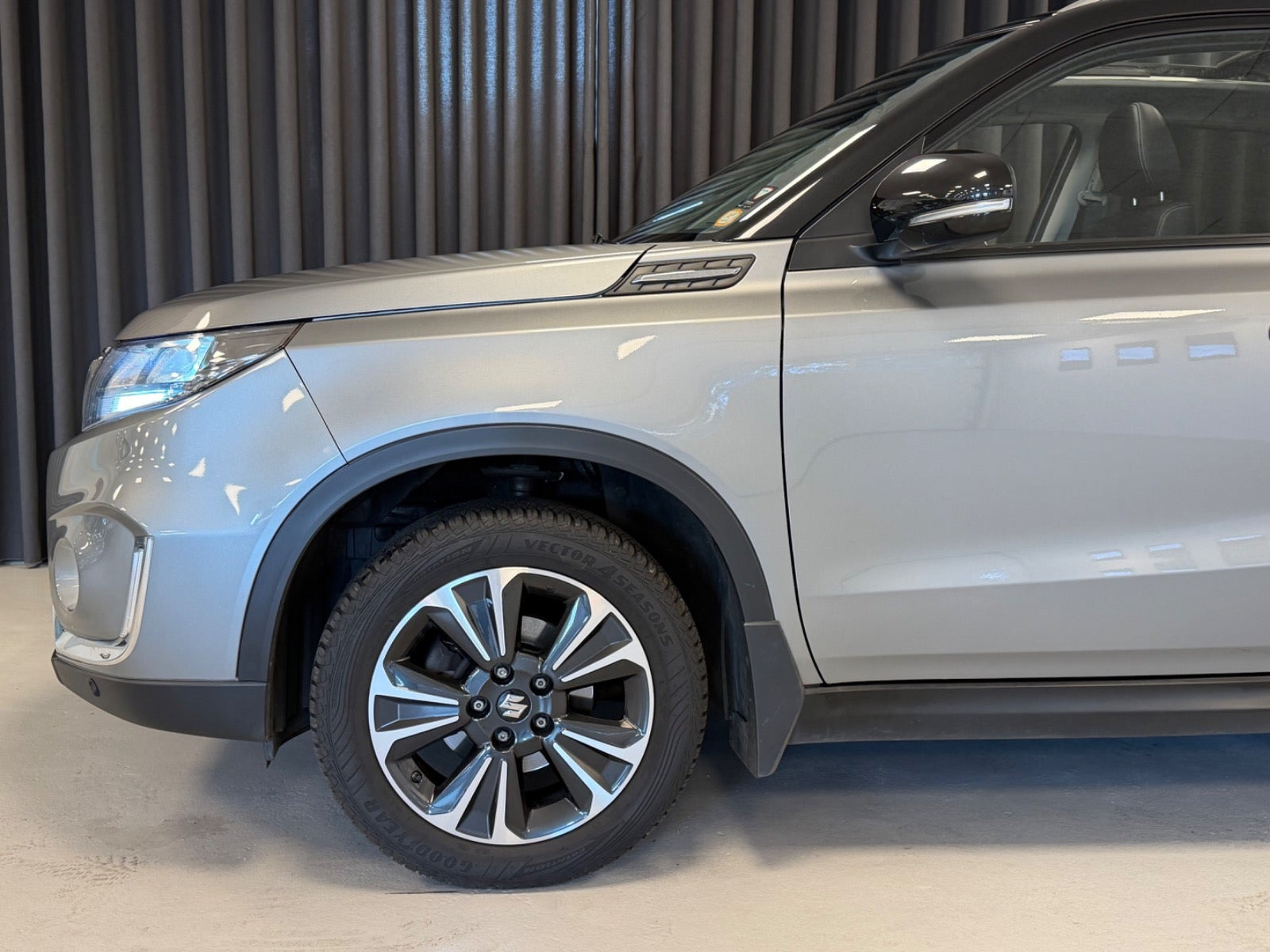 Grå Suzuki Vitara fra 2021
