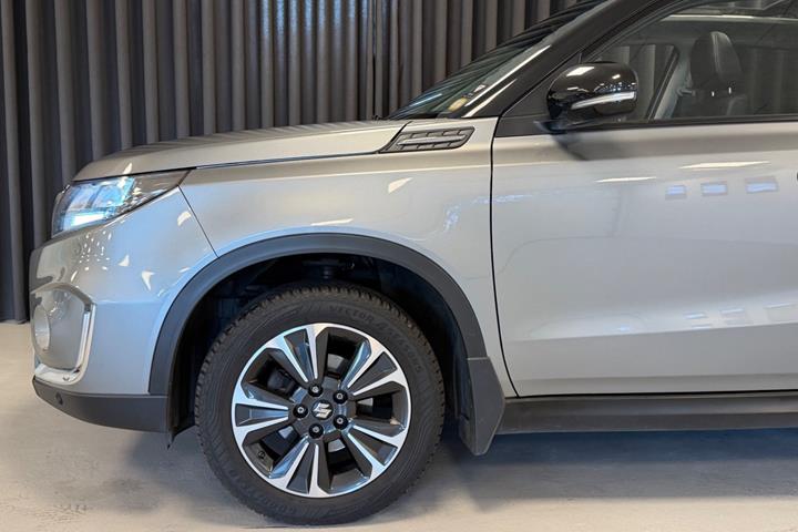 Grå Suzuki Vitara fra 2021