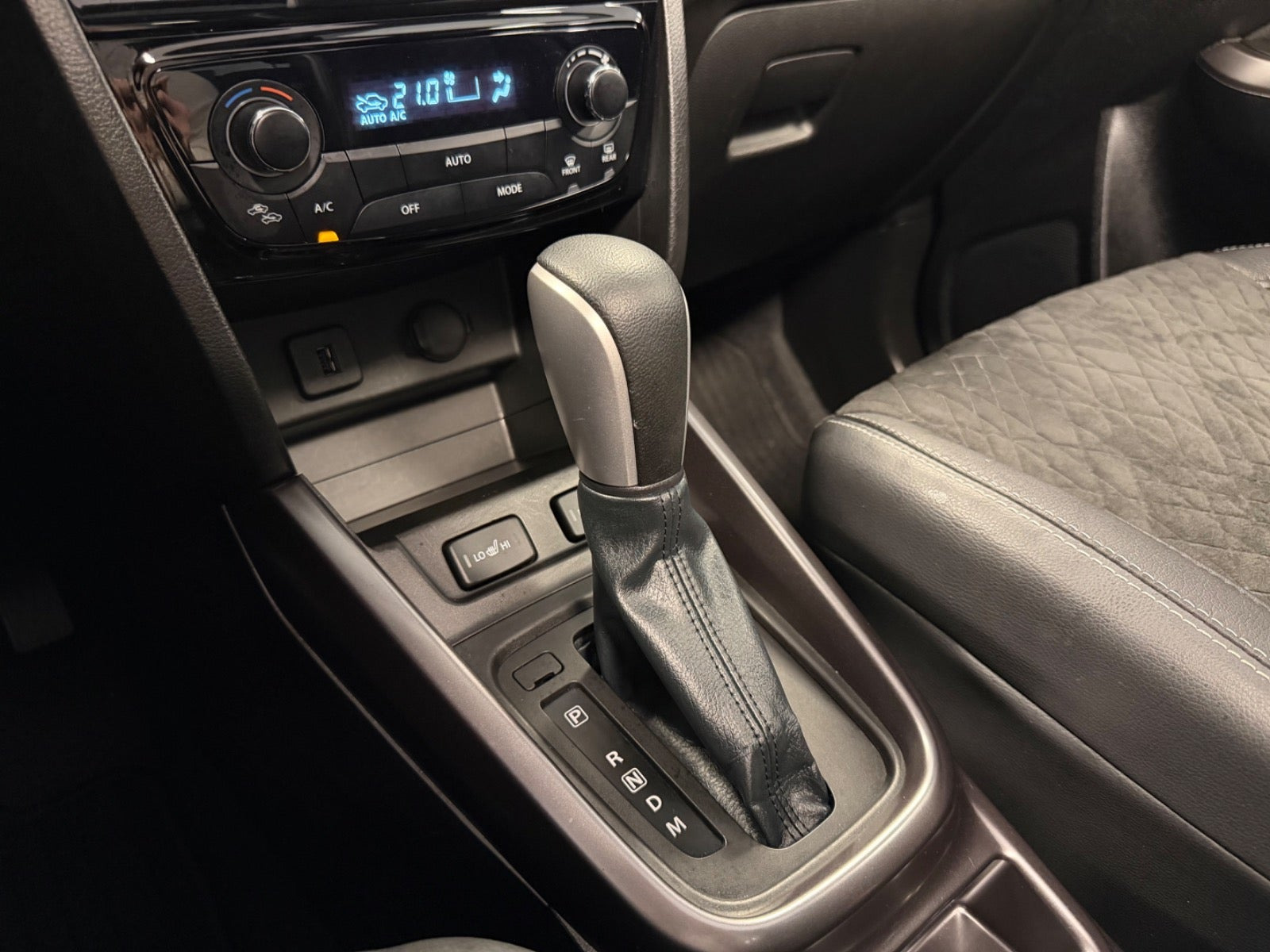 Grå Suzuki Vitara fra 2021