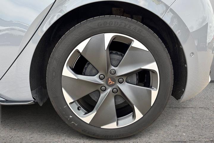 Grå Cupra Born fra 2023