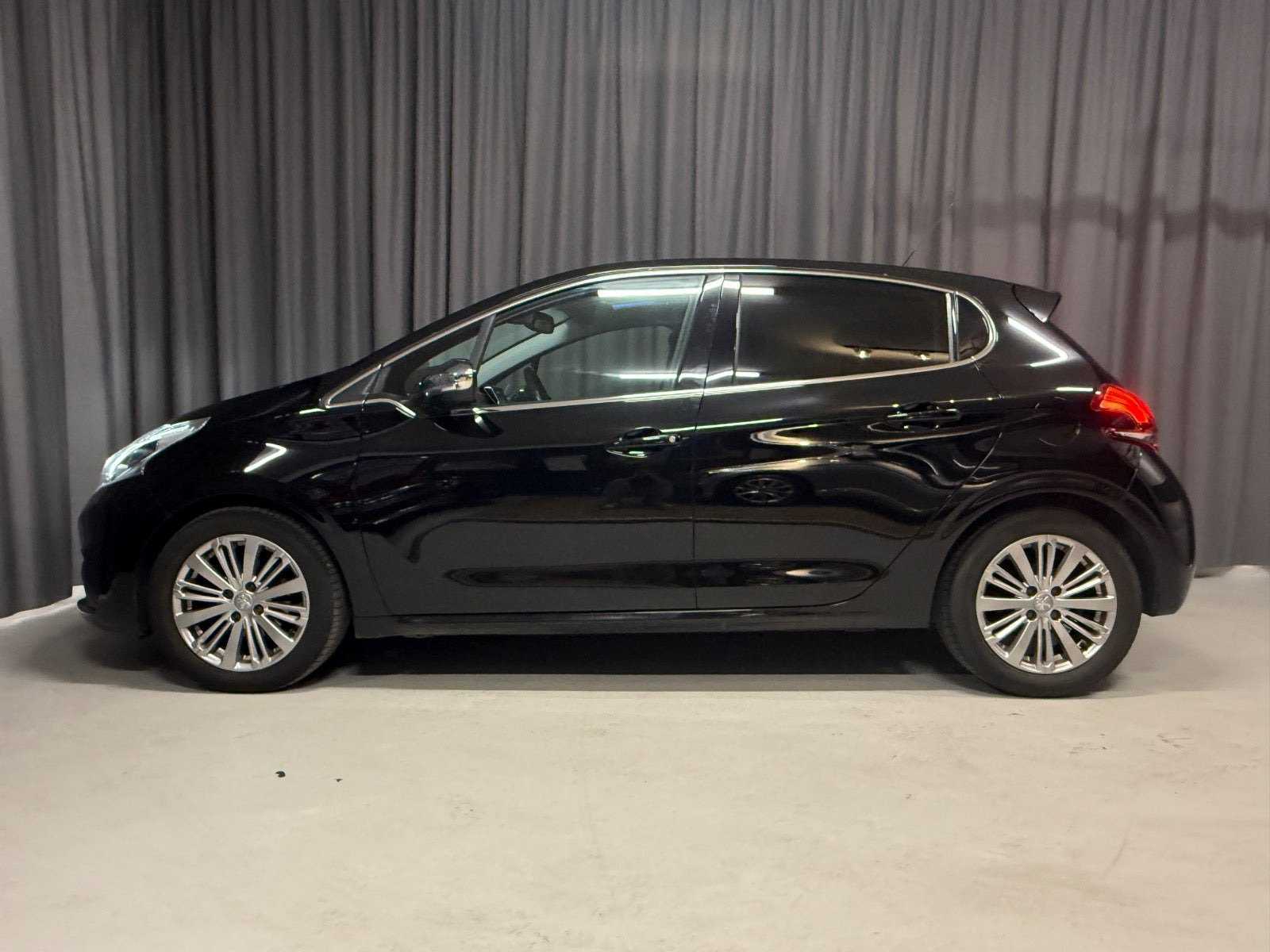 Sort Peugeot 208 fra 2017