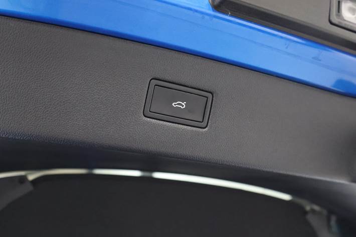 Blå Ford Capri fra 2024