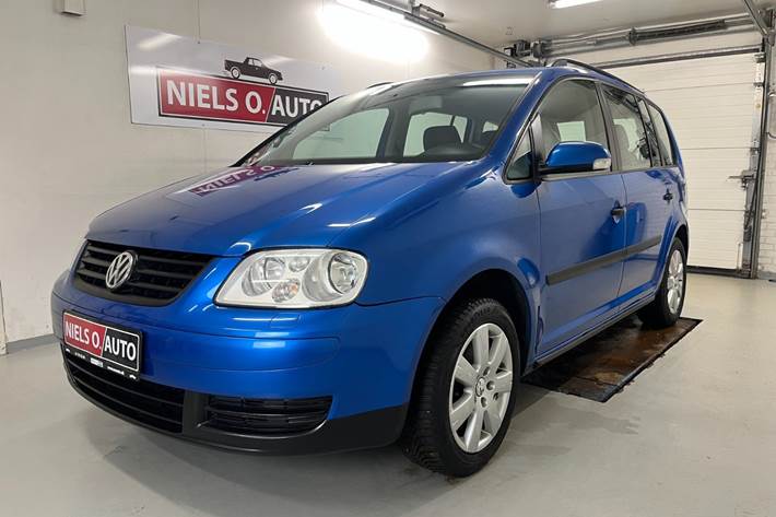 Blå VW Touran fra 2004