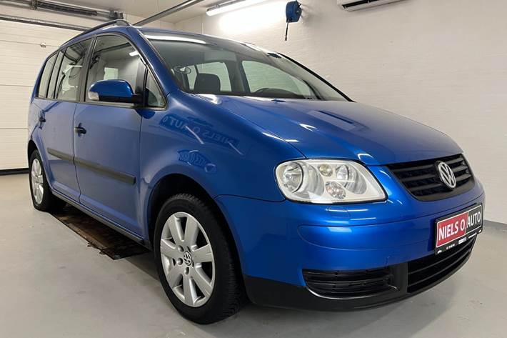Blå VW Touran fra 2004