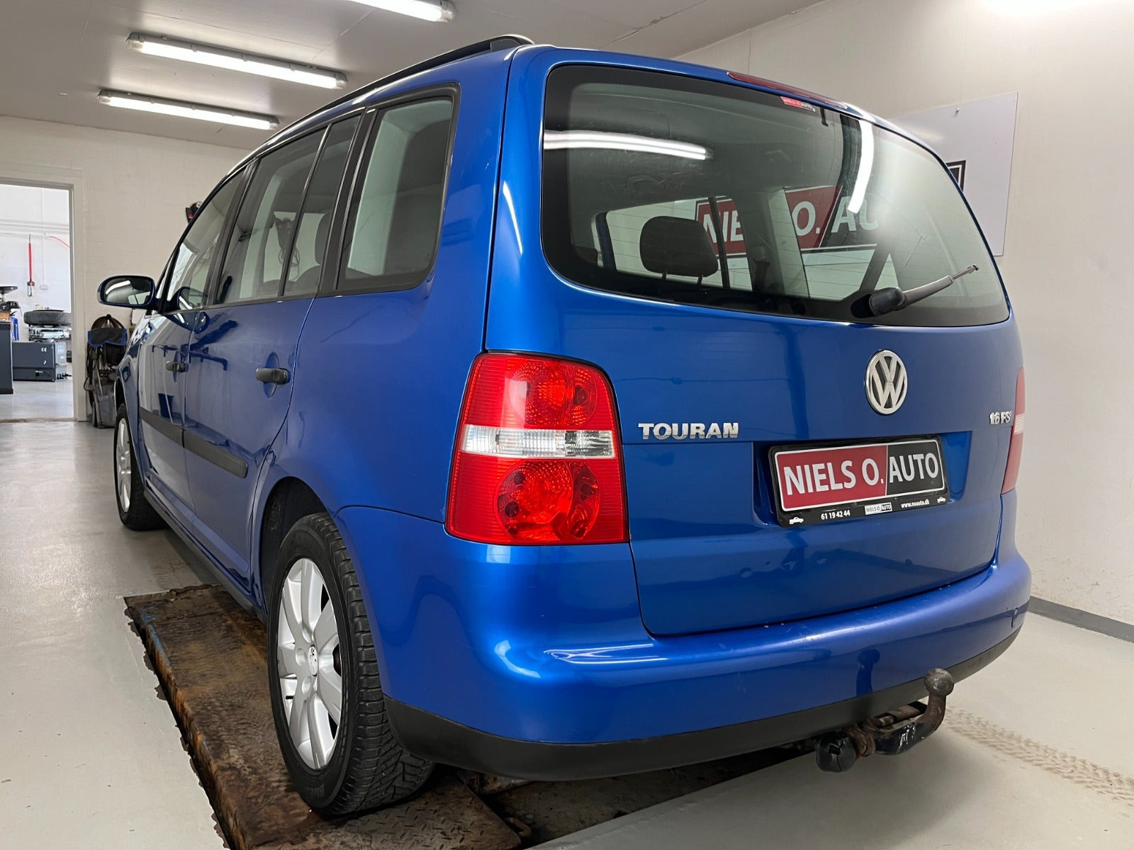 Blå VW Touran fra 2004