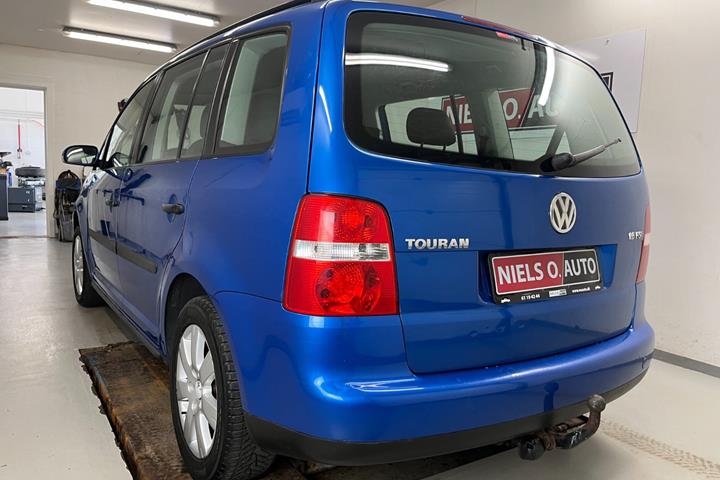 Blå VW Touran fra 2004