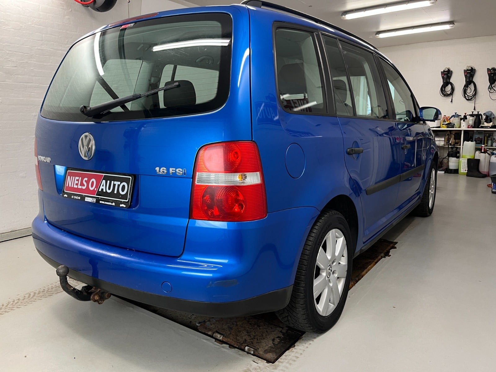 Blå VW Touran fra 2004
