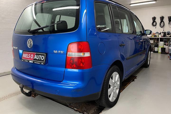 Blå VW Touran fra 2004