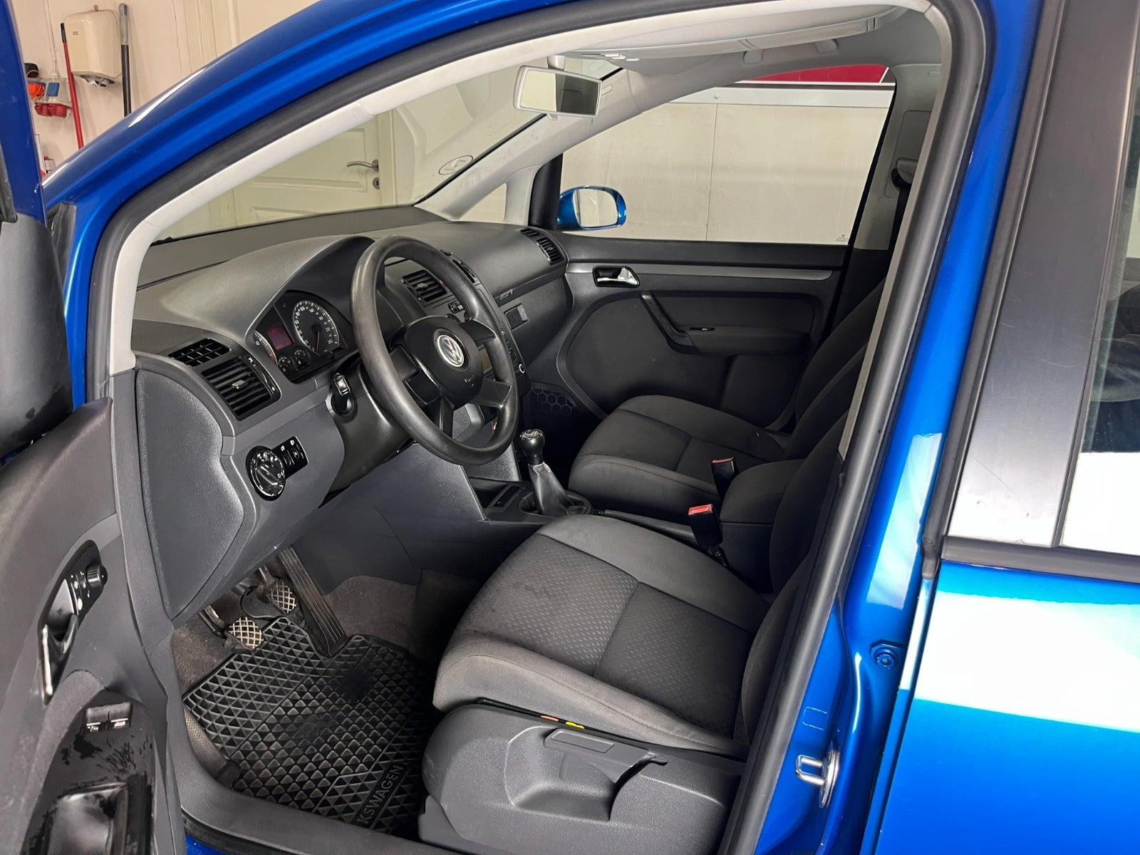 Blå VW Touran fra 2004
