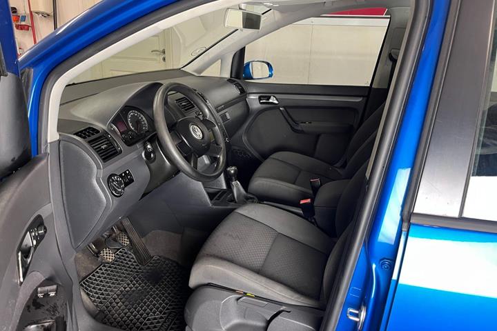 Blå VW Touran fra 2004