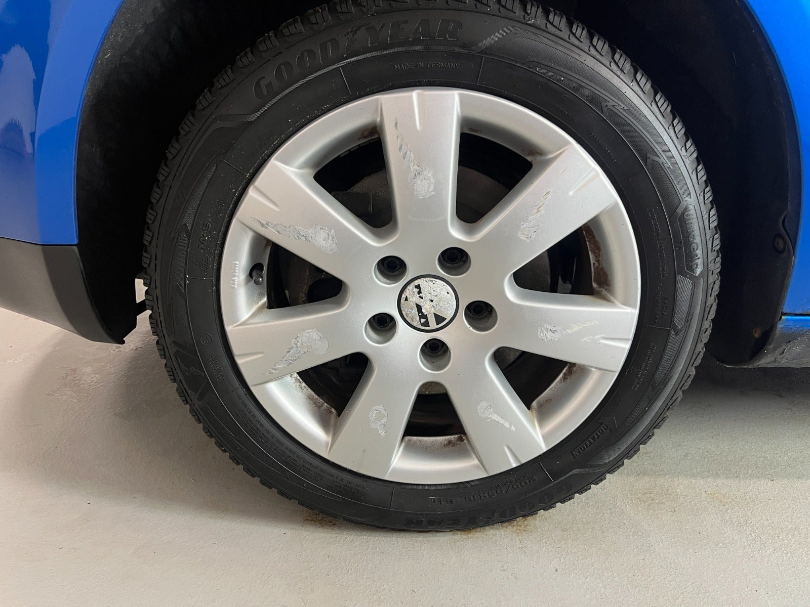 Blå VW Touran fra 2004