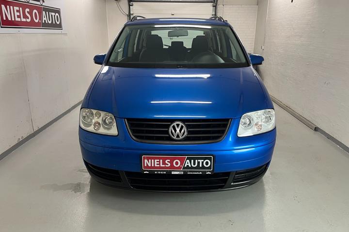 Blå VW Touran fra 2004
