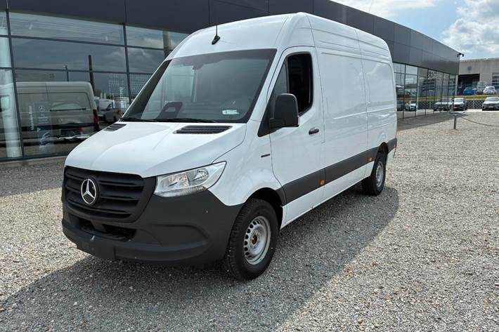 Hvid Mercedes eSprinter 320 fra 2026 set udefra