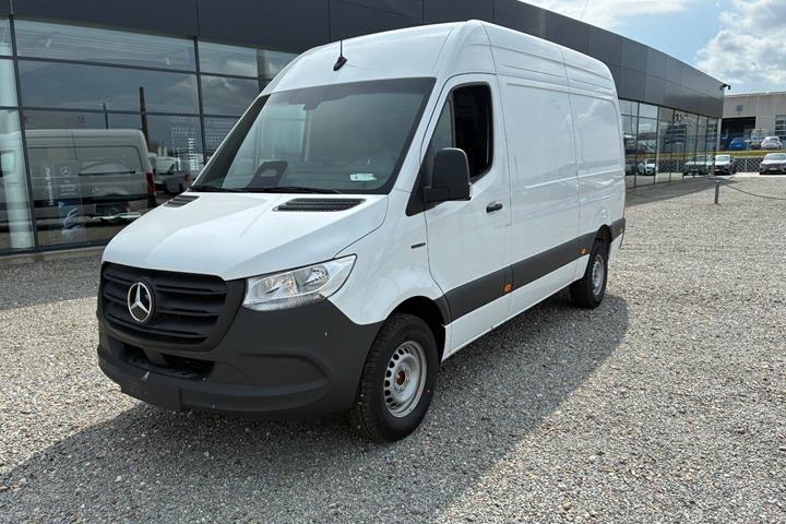 Hvid Mercedes eSprinter 320 fra 2026 set udefra