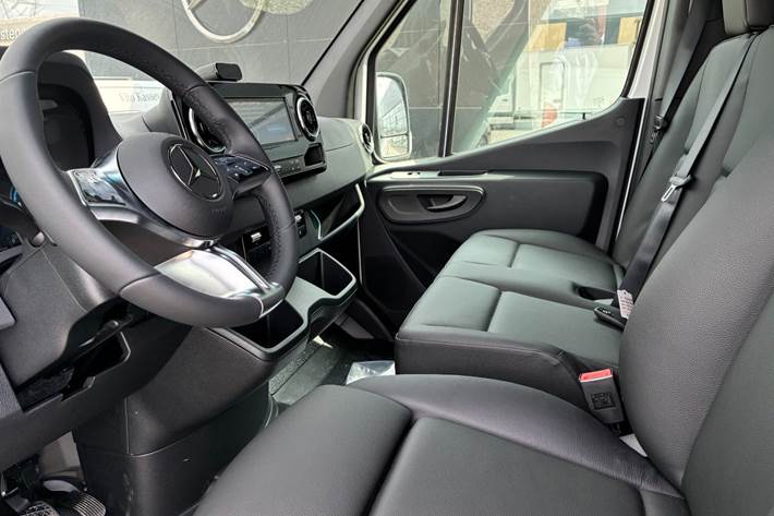 Hvid Mercedes eSprinter 320 fra 2026 set indefra
