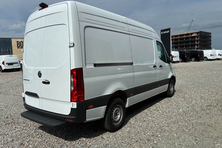 Hvid Mercedes eSprinter 320 fra 2026 set udefra