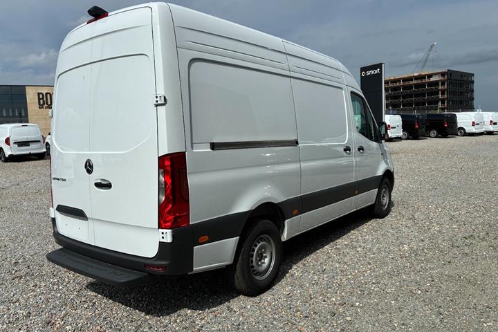 Hvid Mercedes eSprinter 320 fra 2026 set udefra