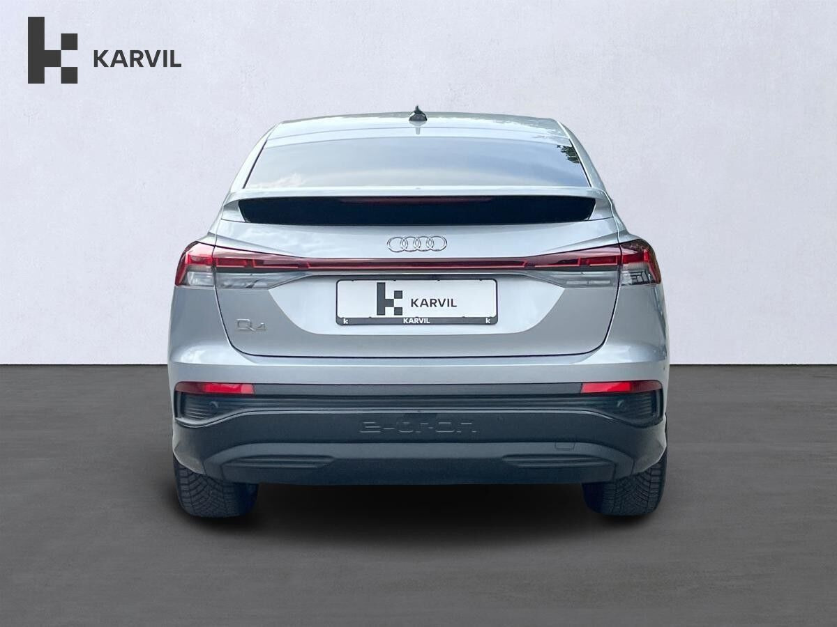 Sølv Audi Q4 e-tron fra 2022