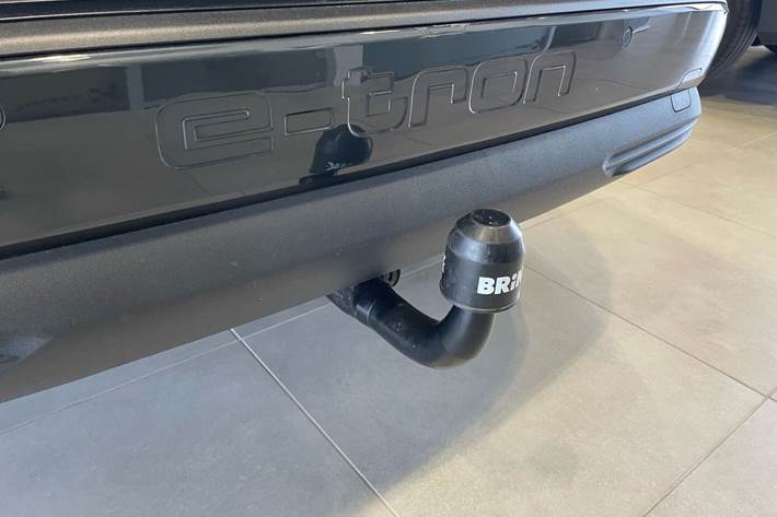 Sølv Audi Q4 e-tron fra 2022