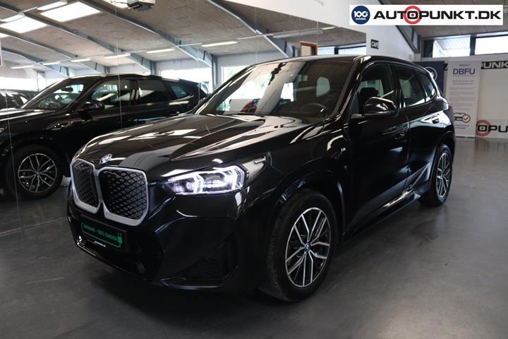 Sort BMW iX1 fra 2025 set udefra