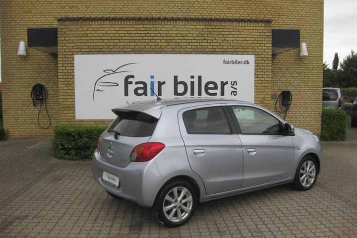 Sølv Mitsubishi Space Star fra 2015