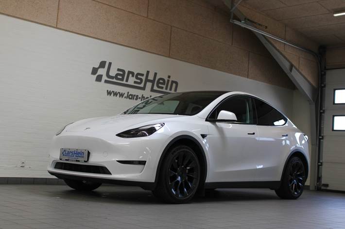 Hvid Tesla Model Y fra 2023