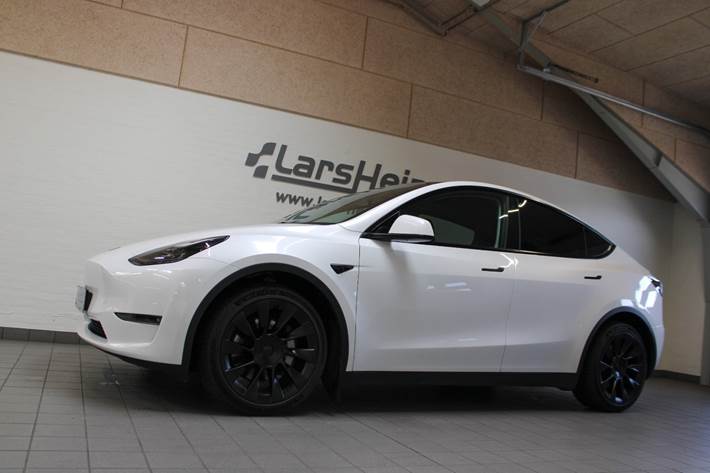 Hvid Tesla Model Y fra 2023