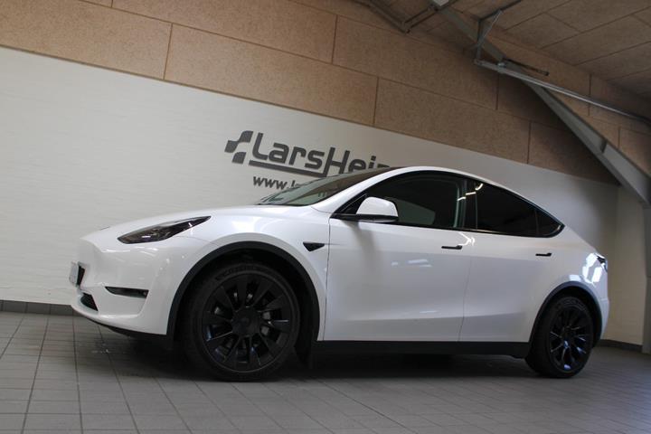 Hvid Tesla Model Y fra 2023