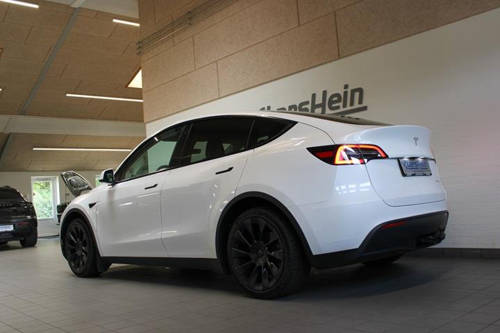 Hvid Tesla Model Y fra 2023