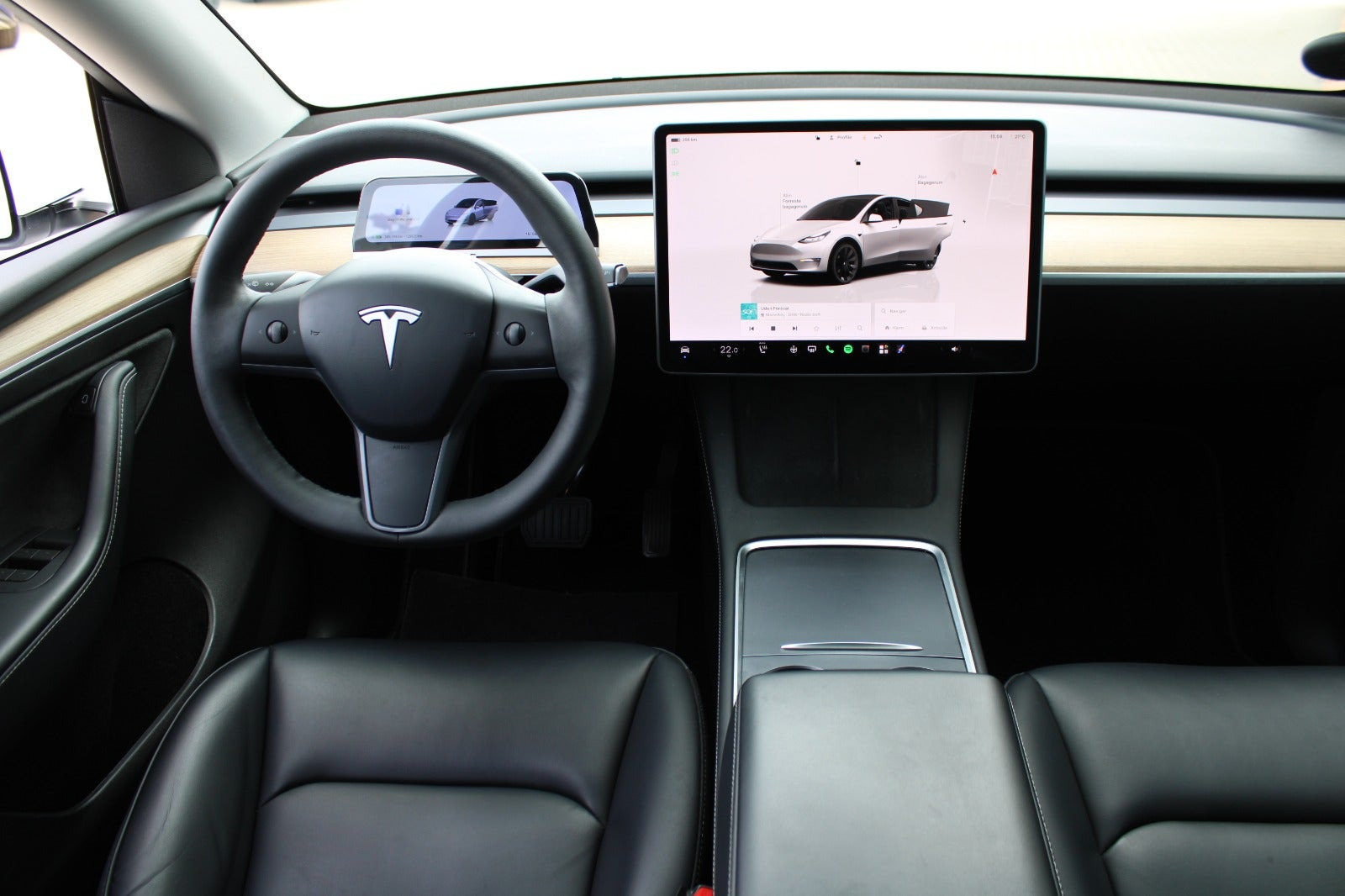 Hvid Tesla Model Y fra 2023