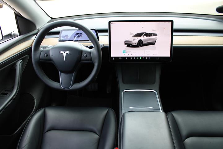 Hvid Tesla Model Y fra 2023