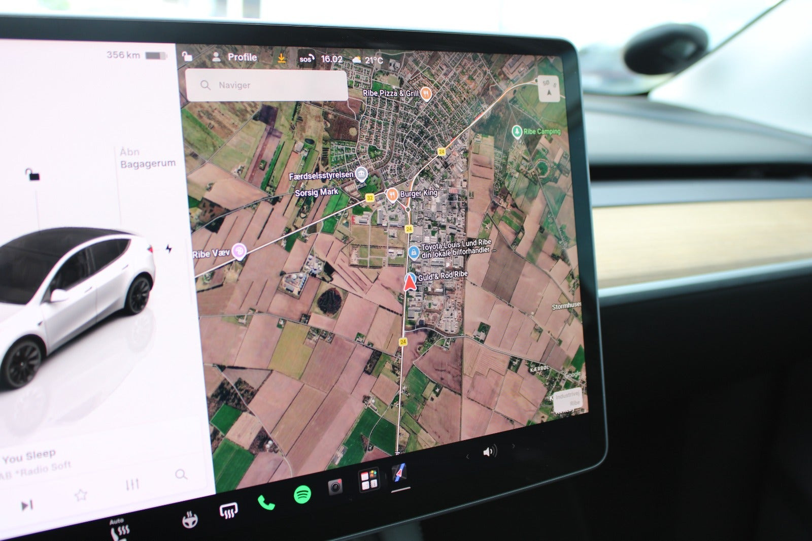 Hvid Tesla Model Y fra 2023