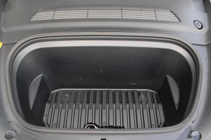 Hvid Tesla Model Y fra 2023