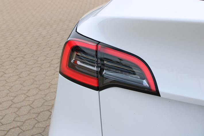 Hvid Tesla Model Y fra 2023