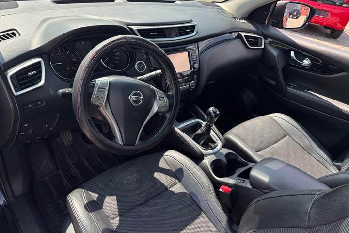 Sort Nissan Qashqai fra 2016