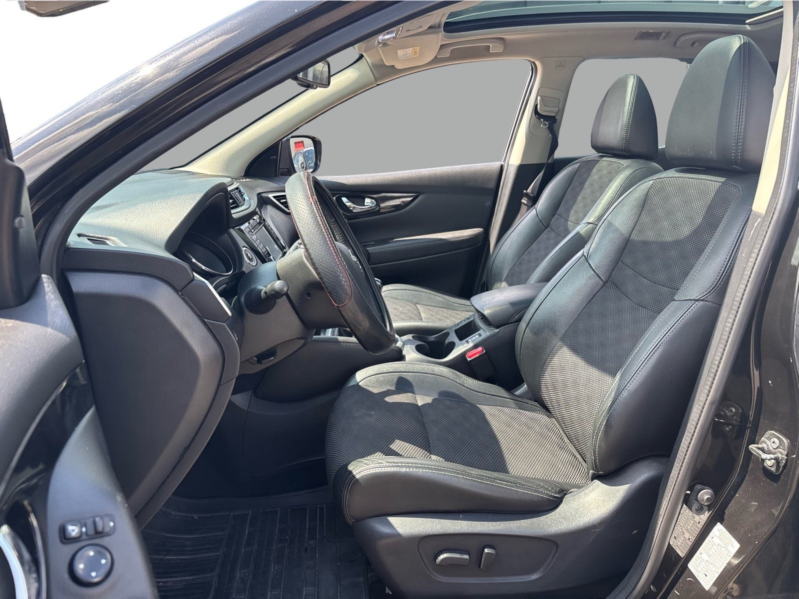 Sort Nissan Qashqai fra 2016