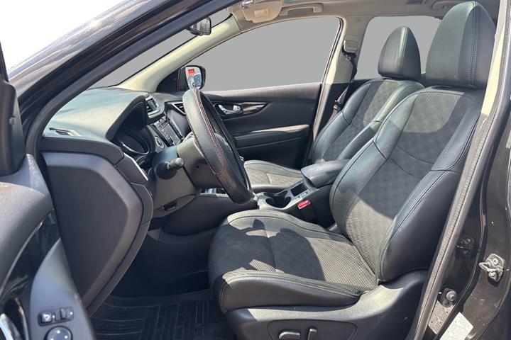 Sort Nissan Qashqai fra 2016
