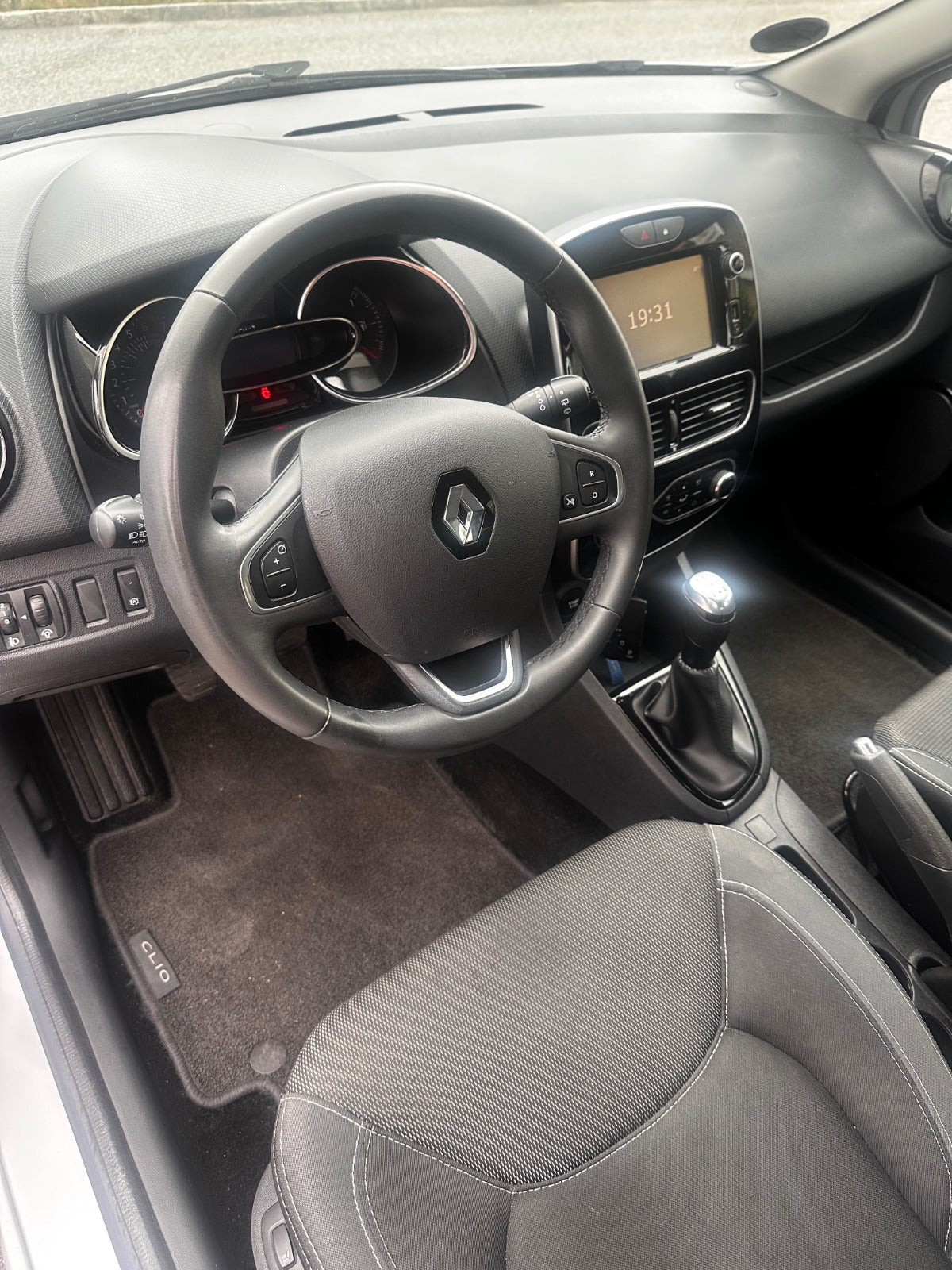 Sølv Renault Clio IV fra 2017