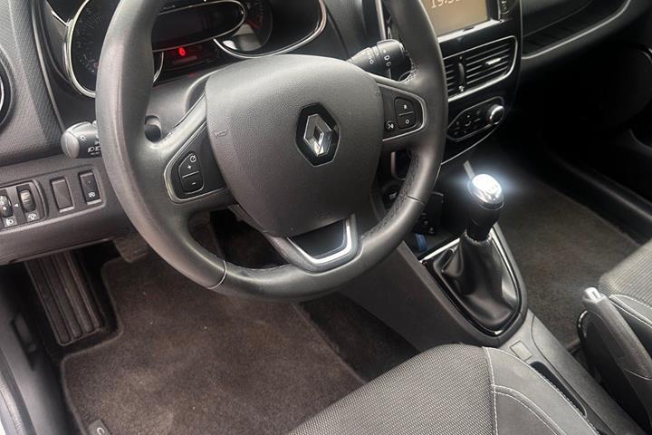 Sølv Renault Clio IV fra 2017