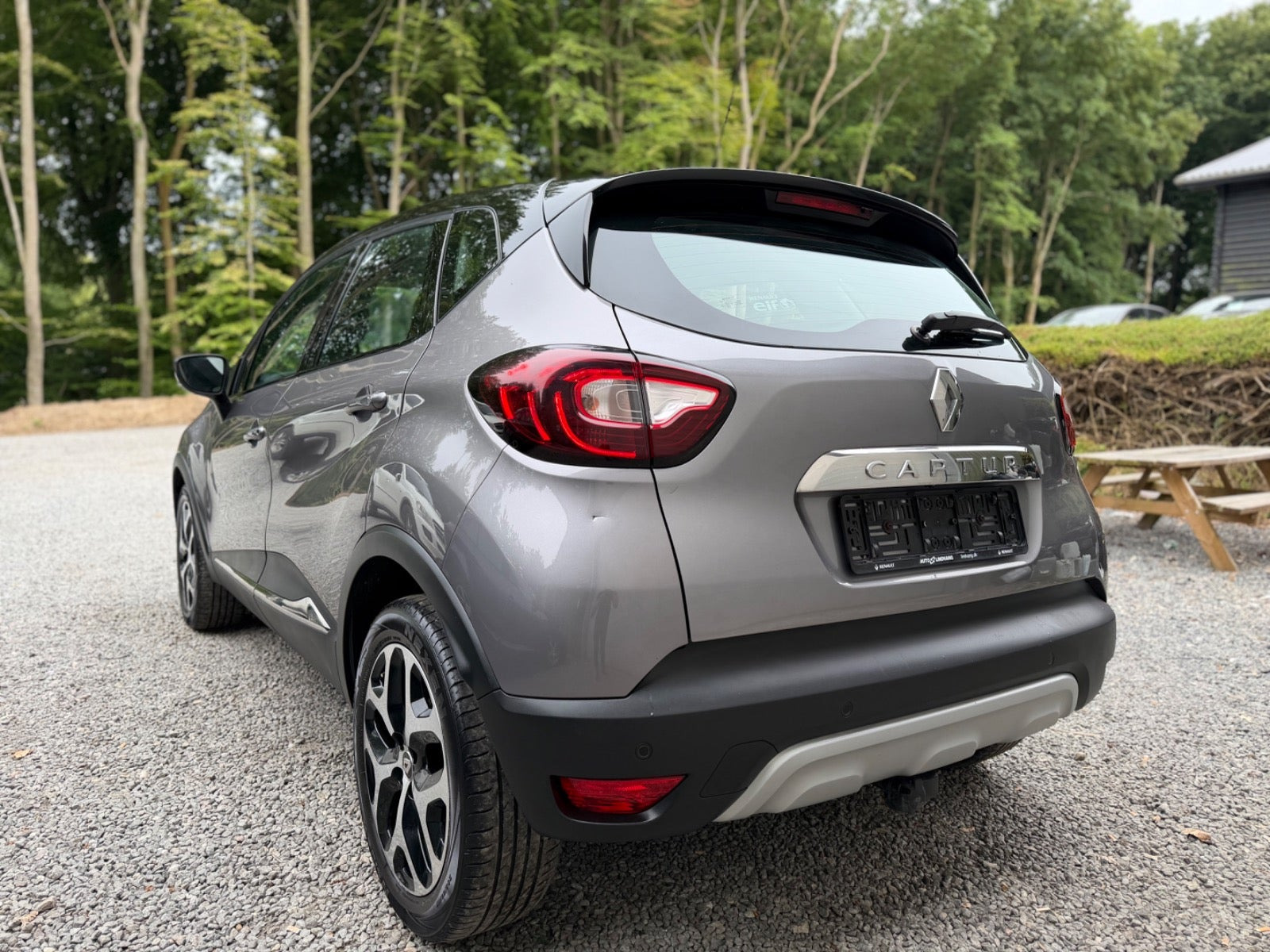 Grå Renault Captur fra 2018