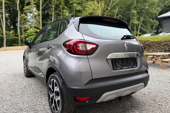 Grå Renault Captur fra 2018