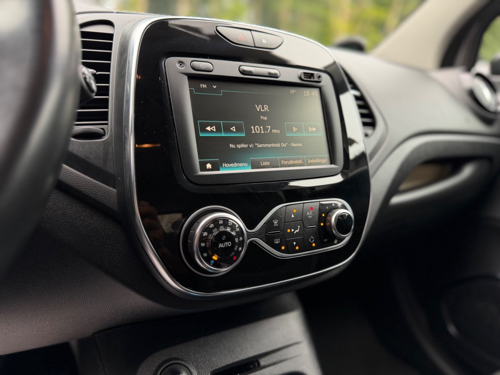 Grå Renault Captur fra 2018