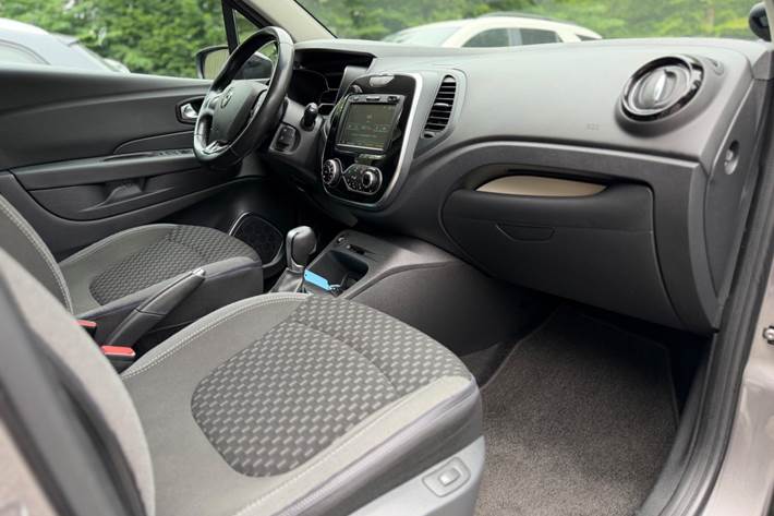 Grå Renault Captur fra 2018
