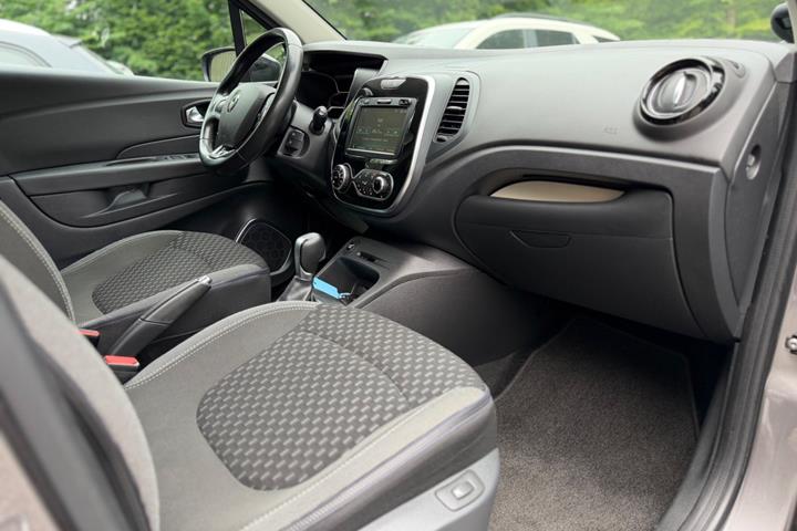 Grå Renault Captur fra 2018