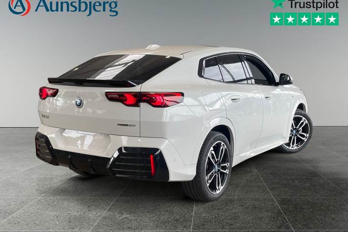 Hvid BMW iX2 fra 2025