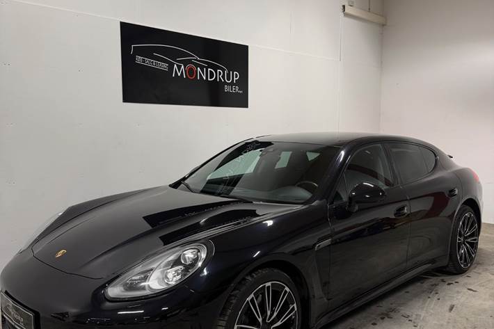 Sort Porsche Panamera fra 2016