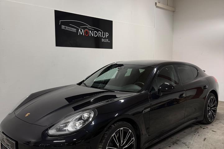 Sort Porsche Panamera fra 2016 set udefra