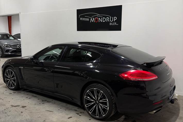 Sort Porsche Panamera fra 2016
